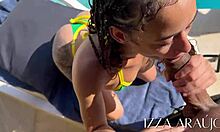 Fudendo essa cadelinha safada na piscina - mete com for�a na minha bucetinha. Ela goza squirting enquanto eu lambo sua buceta molhada.