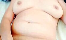 Soy una mujer cachonda que ama sentir pollas grandes y consoladores gigantes.