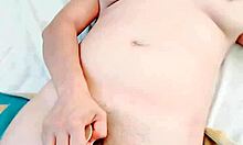 Soy una mujer cachonda que ama sentir pollas grandes y consoladores gigantes.