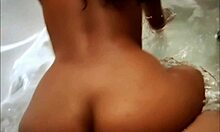 casada liberou o cuzinho dentro da hidro do motel