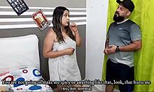 hombre muy cachondo venda ojos a su compañera de casa para hacerla correr y la folla con palmadas en su culo hasta correrse - porno en español