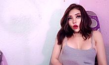 Masturbandome en un rincon mientras estoy sola en casa