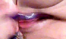 Počasni posnetek iz bližine žene, ki vtakne igračko v svojo kapljočo škropilno pičko 😍