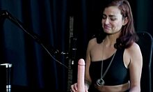 卡米拉·沃内克演示口交和奶子吸吮