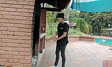 ¡Arriesgado sexo al aire libre con cachonda hermanastra de gran culo!