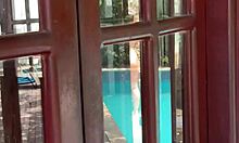 espio a dos chicas bañandose y despues de que me descubren masturbandome me invitan a participar.