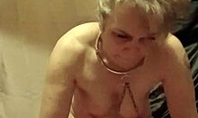 Рабыня исследует самосвязывание с зажимами, писсой и ремнями