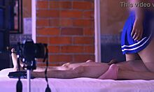 El Estudiante y la Madrastra Intercambiaron Caricias Suaves en el Sof�