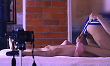 El Estudiante y la Madrastra Intercambiaron Caricias Suaves en el Sof�