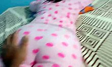 La Mejor Pijamada con Mi Hermanastra Ella Me Dejo Ver Sus Lindas Bragas y Yo Le Mostre Mi Gran Polla Estaba Tan Cachonda Que Le Entro con Todo y Bolas