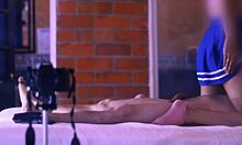 El Estudiante y la Madrastra Intercambiaron Caricias Suaves en el Sofá