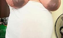 임신한 아랍 여자가 큰 배랑 젖가슴