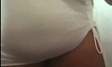 Garota gordinha de bunda grande tira a roupa e mostra o cu.