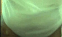 Garota gordinha de bunda grande tira a roupa e mostra o cu.