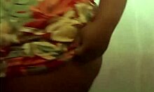 Garota gordinha de bunda grande tira a roupa e mostra o cu.