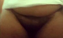 Garota gordinha de bunda grande tira a roupa e mostra o cu.