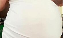 임신한 아랍 여자가 큰 배랑 젖가슴