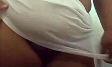 Garota gordinha de bunda grande tira a roupa e mostra o cu.