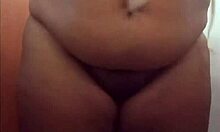 Garota gordinha de bunda grande tira a roupa e mostra o cu.