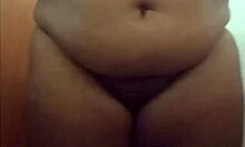 Garota gordinha de bunda grande tira a roupa e mostra o cu.