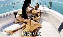 eu amo ficar nua no mar entao fui foder no barco com pauzudo e sentar no pau dele ate me encher de porra quentinha