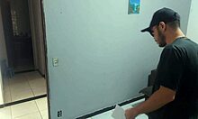 Dona de casa apreensiva com policial procurando o marido paga a liberdade com a bunda 😈