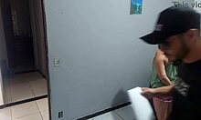 Dona de casa apreensiva com policial procurando o marido paga a liberdade com a bunda 😈