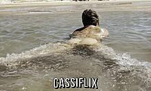 eu amo ficar nua no mar entao fui foder no barco com pauzudo e sentar no pau dele ate me encher de porra quentinha