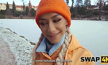 Swap4k un cuplu pervers a făcut un trio intens cu o fată fierbinte, iubitul ei a privit prin geam