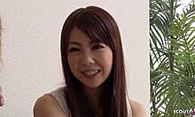 小胸日本女孩被两个同学诱惑到第一次MMF三人性爱，在无码日本色情中