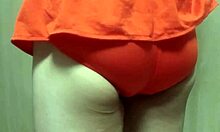 可愛い水着を着た女の子のアナルには大きすぎるアナルプラグを挿入させられる調教