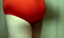 可愛い水着を着た女の子のアナルには大きすぎるアナルプラグを挿入させられる調教