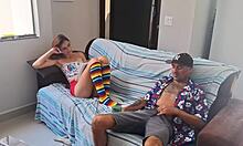 Velho maduro entra no banheiro com novinha.