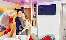 mesero de hotel acepta propina a cambio de sexo oral y placer - parte 1 - kittydj exhibicionista colombiana