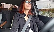 Casada e motorista de aplicativo pega passageiro se masturbando por trás.