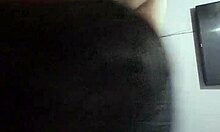 LA GUARRA DE MI VECINA ME CHUPA LA POLLA Y ME SÚPLICA QUE LE DE MI LECHE EN SU CARA