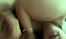 LA GUARRA DE MI VECINA ME CHUPA LA POLLA Y ME SÚPLICA QUE LE DE MI LECHE EN SU CARA