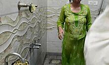 Il fratello scopa duro il culo della sorella dopo averla beccata!