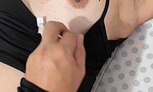 Madrastra latina sexy jugando con su hijastro