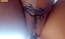 Mandei lubrificar a buceta e ficar de ladinho pra receber minha gozada dentro ate derramar