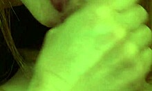 Copine branle et suce queue en gros plan jusqu'à éjac en bouche