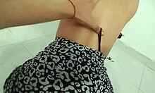 real amateur porno en espanol - sirvienta estaba lavando la casa y se puso en cuatro patas y le meti el pene bien rico por su vagina