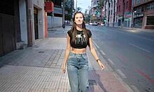 Раздаваше флаери на улицата, предложих ѝ пари със секс