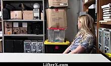 شقراء ممتلئة ينيكها حارس أمن بقوة بعد عقاب سرقة