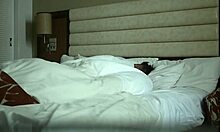 広東の某科技大学のカップルがラブホテルで激情造愛、美女の喘ぎ声が誘惑的で、気持ちいいって言いながらパンパン響く淫水まみれのチンポを舐めちゃうなんてエロすぎ