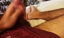 Млад 18+ тип тегли огромен хуй в спалнята