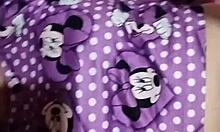 LA VECINA LATINA CACHONDA ENTRA Y VE A SU VECINO BLANCO MASTURBÁNDOSE