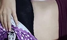 LA VECINA LATINA CACHONDA ENTRA Y VE A SU VECINO BLANCO MASTURBÁNDOSE