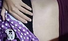 LA VECINA LATINA CACHONDA ENTRA Y VE A SU VECINO BLANCO MASTURBÁNDOSE