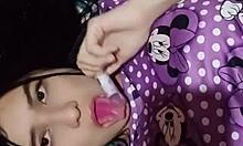 LA VECINA LATINA CACHONDA ENTRA Y VE A SU VECINO BLANCO MASTURBÁNDOSE